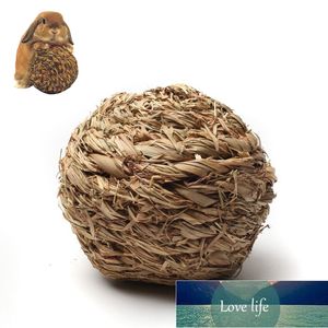 Jouet à mâcher pour animaux de compagnie, boule d'herbe naturelle avec cloche, pour Hamster, cochon d'inde, pour le nettoyage des dents, 10cm