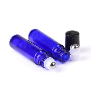 Bouteilles en verre de couleur bleue de 10 ml avec rouleau en acier inoxydable et couvercle noir pour parfum d'huile liquide E bon marché