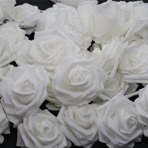 10 Uds.-100 Uds. De espuma de PE blanca, cabeza de flor de rosa, rosa artificial para el hogar, coronas de flores decorativas, fiesta de boda, decoración DIY1