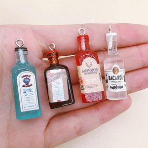 10pcs mini biberón de bebidas alcohólicas amuletas de resina populares colgante de botellas de vino para arándano keychain bricolaje lindas joyas fabricantes