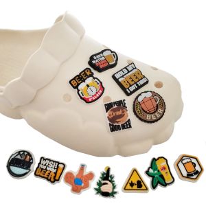 12pcs Toys Hot Toys Beer Series Decoraciones de clog Clog Accesorios de zapatos PVC Sandalias de jardín de hebillas Azules de zapatos para regalo de pulsera