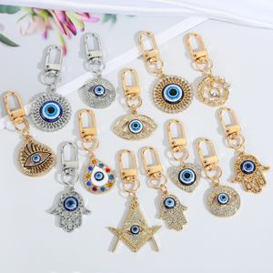 LLavero de diamantes de imitación de ojo de diablo creativo de 13 estilos para hombres y mujeres, llavero de coche con ojos malvados azules, colgante de bolso, accesorios de joyería, precio a granel