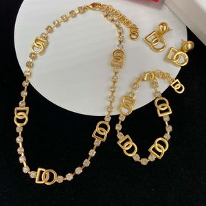 Collier en or 18K, bracelet, boucles d'oreilles, boucles d'oreilles de créateurs, matériau en laiton de haute qualité, cristal, alphabet, bijoux élégants, mariage, banquet, mariée, Noël