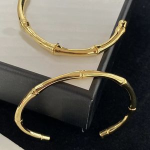 Brazalete de pareja de bambú bañado en oro de 18k, lo que significa que el amor es más fuerte que el oro, subiendo constantemente como el bambú. Joyas elegantes y hermosas de diseño para fiestas de bodas.