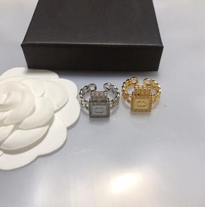 18K chapado en oro BRass Copper Brand Letter Band Anillos para hombre para mujer Diseñador de moda Brand Letters Crystal Metal Daisy Ring Jewelry un tamaño