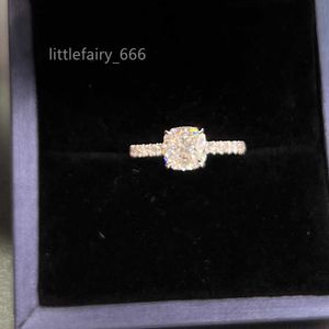 Oro real blanco de 18 quilates con color D VVS1 Moissanite Diamond 1.5CT Banda de piedra con cuerpo a cuerpo Moissanite Corte de hielo Cojín Anillo de moissanite