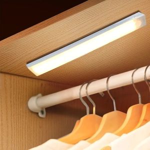 1 veilleuse à détecteur de mouvement LED de 20 cm/7,87 pouces, lumières LED rechargeables par USB 5 V sous l'armoire, éclairage magnétique sans fil sous le comptoir pour garde-robe, placard, escaliers.