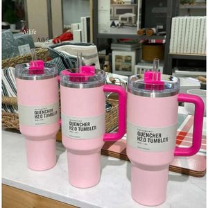 1pc DHL Pink Flamingo 40oz Quencher H2.0 Tazas de café al aire libre Tazas de tazas de acero inoxidable con mango de silicona Regalos de San Valentín US Stock i0430