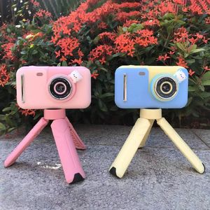 2,4 pouces HD Electronic Toy Camera Cartoon Mini 180 degrés Rotation Video Camera Toys Outdoor Pobines d'intérieur Gift For Kids 240327