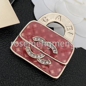 2,8x3,5 cm Sac rouge broche femme hommes de haute qualité designer broche broches lettre de marque broches sier cuivre 18k bijoux en or broche en cristal épingle marine cadeau de Noël cadeau