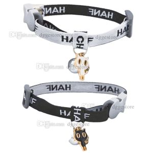 Paquete de 2 collares de nailon para gatos con campana, colgante de gato negro y blanco de dibujos animados, lindo collar para perros, collares para gatitos con patrón de letras clásico negro B225