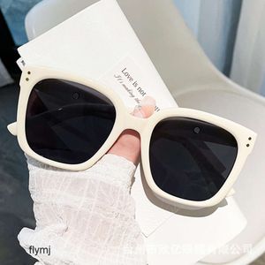 2 pcs Designer de luxe de mode 2023 Nouveau GM coréen carré grand cadre Mi Nail lunettes de soleil avec lunettes de soleil à la mode personnalisées tendance