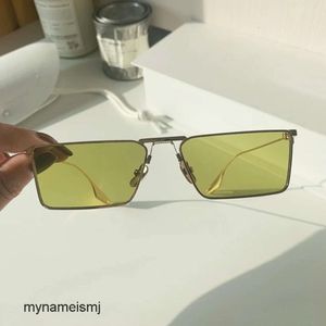 2 pcs Designer de luxe de mode Lunettes de soleil à monture en métal vert clair Petit cadre 2021 Nouveau net rouge même lunettes de soleil concaves Mode