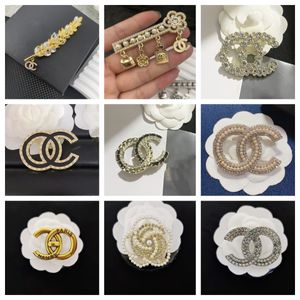 20 Style Designer Brand Double Letter Brooches Geometric Sweater Suit Collar Pin Brooche Fashion Mens Womens Crystal Rhinestone Pearl