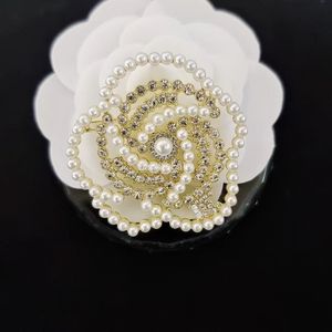 20 de style créateur de haute qualité Camellia Pearl broches pour femme de mode de mode femme Pull à chape