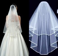 deux-couches-de-mariage-long-voile-coude
