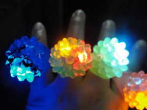2014 Vente chaude Fraise Glow Ring Torch LED Bague Lumières Flash Faisceaux Lumière Halloween Party LED Jouets De Mariage 100pcs / lot ZZ