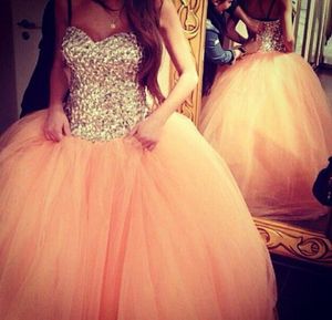 2015 Robe de bal les plus populaires magnifiques robes de bal en perles cristaux de luxe Puffy Tulle Prom Robe chérie sans manches classiques Prom9895127