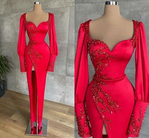 2022 Árabe Sexy Red Prom Dresses Sweetheart Mangas largas Satin Encaje Aplique Aplique Crystal Beads High Side Funda Split String Plus Tamaño Vestido de noche Vestido de fiesta