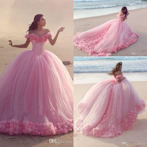 2020 NOUVEAU Pink Quinceanera Robe de robe de bal de quinceanera à l'épaule Cap d'épaule Manches Tulle avec des fleurs Longue Sweet 16 Train de la cathédrale gonflée