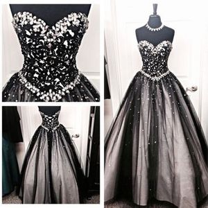 Vintage noir et blanc robes de mariée gothiques une ligne cristaux chérie cou longue étage longueur robes de mariée corset retour top qualité