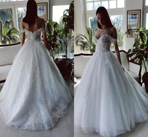 Élégant épaule hors épaule une ligne robes de mariée sexy sans dos avec applications en dentelle 3D