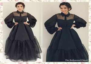 2017 Vestidos negros de celebridades inspirados en The Bollywood Closet Vestido de fiesta transparente Mangas de poeta Vestido de noche hasta el suelo de organza satinado 5020631