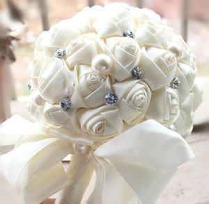 2017 Barato Cream Bodal Boded Bouquets Pearls Rhinestone Artificial Bridal Bouquets Beads Satin Rose Bridesmaid Flowers9042863