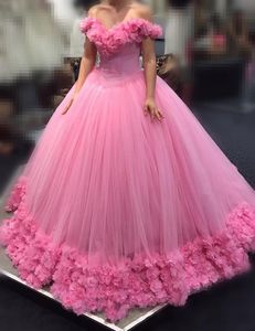 2020 Hot Pink Quinceanera robe de bal robes de l'épaule mancherons en tulle avec des fleurs longues douces 16 gonflées cathédrale train robes de bal