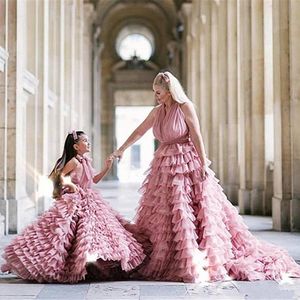 2021 mère et fille robes de demoiselle d'honneur pour les mariages licou tulle volants à plusieurs niveaux robe de bal fermeture éclair dos anniversaire enfants fille robes de reconstitution historique balayage train