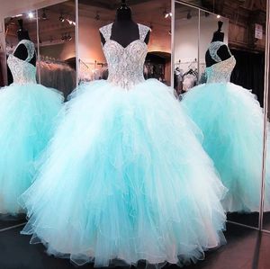 2022 Nouveau Luxe Bleu Quinceanera Robes Cap Manches Cristal Perlé Corset Organza Volants Dos Nu Longue Bal Mascarade Robes De Bal Personnalisé