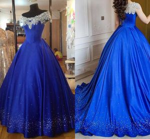 2017 Royal Blue Luxury Ball Gown Vestidos de baile con hombros descubiertos Mangas rebordear Satén Longitud del piso Árabe Tallas grandes Vestidos de noche