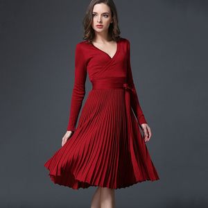Vestido de punto sexy de estilo europeo, falda plisada con cuello en V y fajas, 7 colores, primavera y otoño, 2021