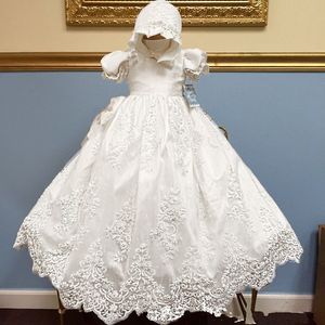 2022 Vestidos de primera comunión para bebé Blanco Marfil Primer cumpleaños Princesa Encaje Manga corta Cuello alto Fiesta Vestido de niña de flores con sombrero