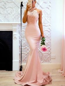 2018 Baby Pink Vestidos de dama de honor baratos Halter Neck Mermaid Lace Applique Top Backless Custom Long Satin Invitado de boda Vestidos de dama de honor