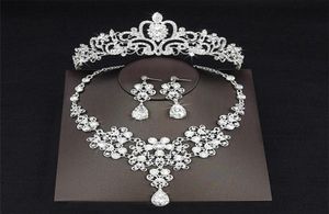 2018 Conjunto de joyas de boda con diamantes de imitación baratos, collar, corona, tiaras, pendientes de corona, sombreros, cuentas, fiesta de tres piezas, Acce1664022