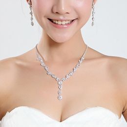 2022 Crystal Rhinestones Joyería de boda Moda Collar plateado Pendientes brillantes Conjuntos para novia Damas de honor Mujeres Accesorios nupciales