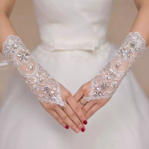 2022 Guantes de novia de encaje corto de lujo Cristales Accesorios de boda Guantes de encaje para novias Longitud de muñeca sin dedos cinco estilos en stock