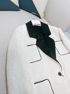 2022 otoño solapa con muescas contraste Color paneles Blazers blanco bolsillos de manga larga prendas de vestir clásicas abrigos O256279