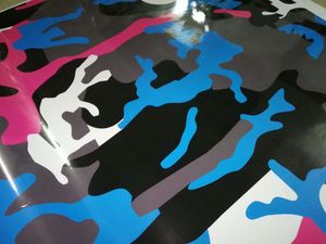 2019 Envoltura de vinilo de camuflaje colorido azul rosa negro para envoltura de automóvil Gráficos Camo que cubre pegatinas de aluminio con burbuja de aire 1 52x190T