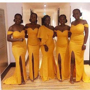 2019 Vestidos de dama de honor amarillos románticos Africano fuera del hombro Escote Lado de sirena Tren de barrido elegante Vestidos de dama de honor