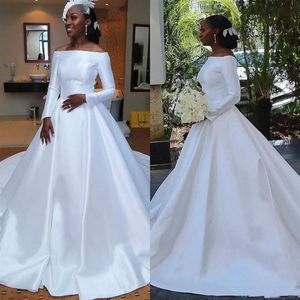 2019 Vestidos de novia simples Vestido de novia de satén barato Fuera del hombro A-line Vestido de novia de talla grande Niña africana Manga larga Brida232w