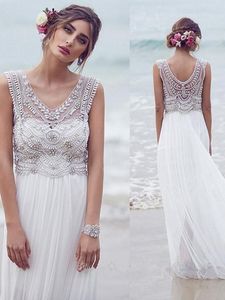 2022 Sparkly Bohemian Chiffon Beach Vestidos de novia Vestidos de una línea con cuello en V Rebordear Crystal Bling Boho Vestidos de novia Tallas grandes Vestido De Novia personalizado Primavera Verano