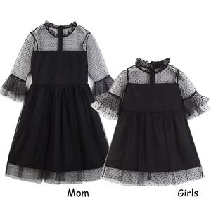 Vestido de encaje de otoño Trajes a juego de la familia de primavera Vestido negro de madre e hija Vestidos de encaje con manga de campana 2 unids / set al por mayor