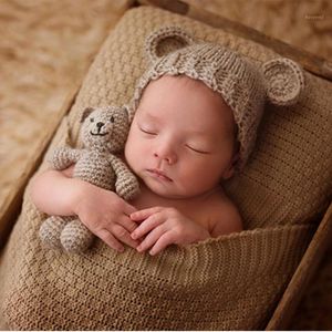 2020 bébé casquette et ours jouet ensemble infantile photographie accessoires enfant nouveau-né accessoire tricoté chapeau filles garçons bonnet Crochet Costume1