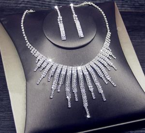 2020 Elegante plateado Rhinestone Collar nupcial Pendientes Conjunto de joyas Accesorios baratos para la novia Dama de honor Noche de graduación Wed5914028