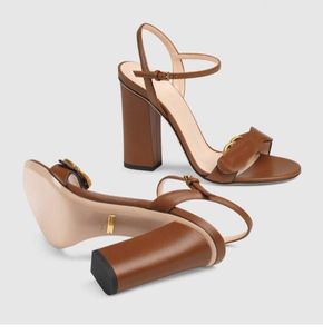 2020 Venta caliente Luxurys Diseñadores Sandalias Zapatos de mujer Nueva moda Tacones altos gruesos Negro Cuero suave Sandalias de gamuza Niñas Tamaño grande 42 10US