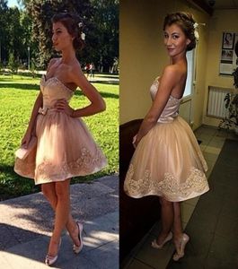 2020 NUEVO Sexy Short Mini Champagne Cocktail Dresses Sweetheart Lace Appliques Beads Pearls Sash Bow Sweet 16 Homecoming Dress Prom673725555