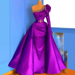 2020 violet One Shoudler sirène robes de soirée à manches longues perlées robes de soirée en satin cristal robe formelle avec train détachable