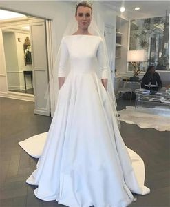 échantillon robes de mariée en satin modestes style Meghan Markle col bateau manches 3/4 boutons couverts dos robe de mariée de jardin train de cour